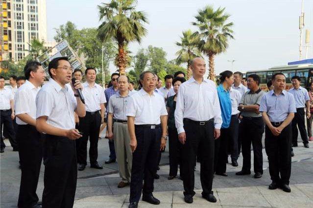 省委全委会视察省重点项目泸州金融商业中心