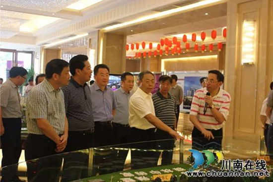 宜宾市党政代表团考察尊龙集团世纪城：都会建设大手笔！