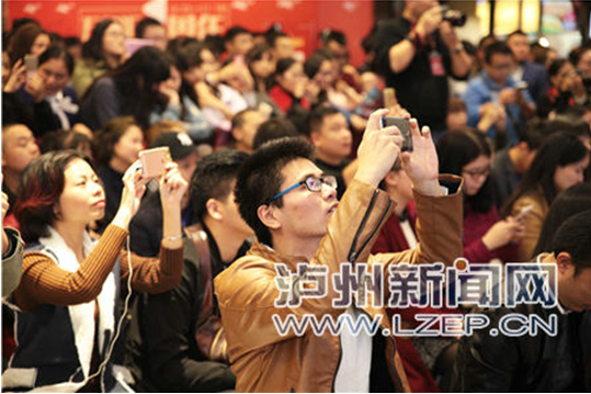 &ldquo;转音歌姬&rdquo;黄龄现场 泸州万象汇一周年明星盛典嗨翻了