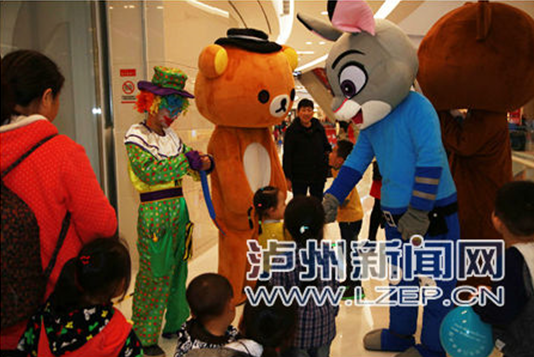 &ldquo;转音歌姬&rdquo;黄龄现场 泸州万象汇一周年明星盛典嗨翻了