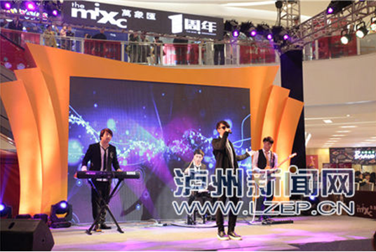&ldquo;转音歌姬&rdquo;黄龄现场 泸州万象汇一周年明星盛典嗨翻了