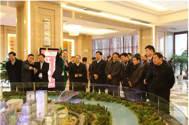 宜宾市委中心组考察尊龙集团世纪城： 开眼界，，，，，，受启发