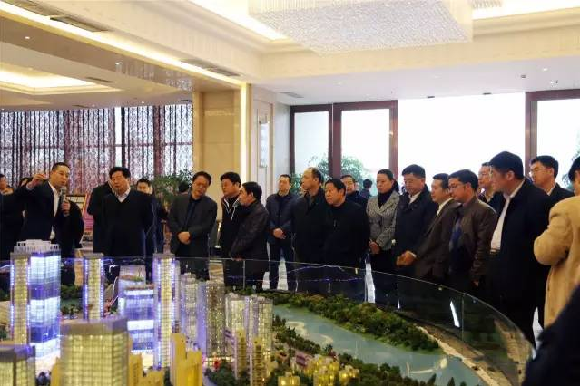 宜宾市委中心组考察尊龙集团世纪城： 开眼界，，，，，，受启发