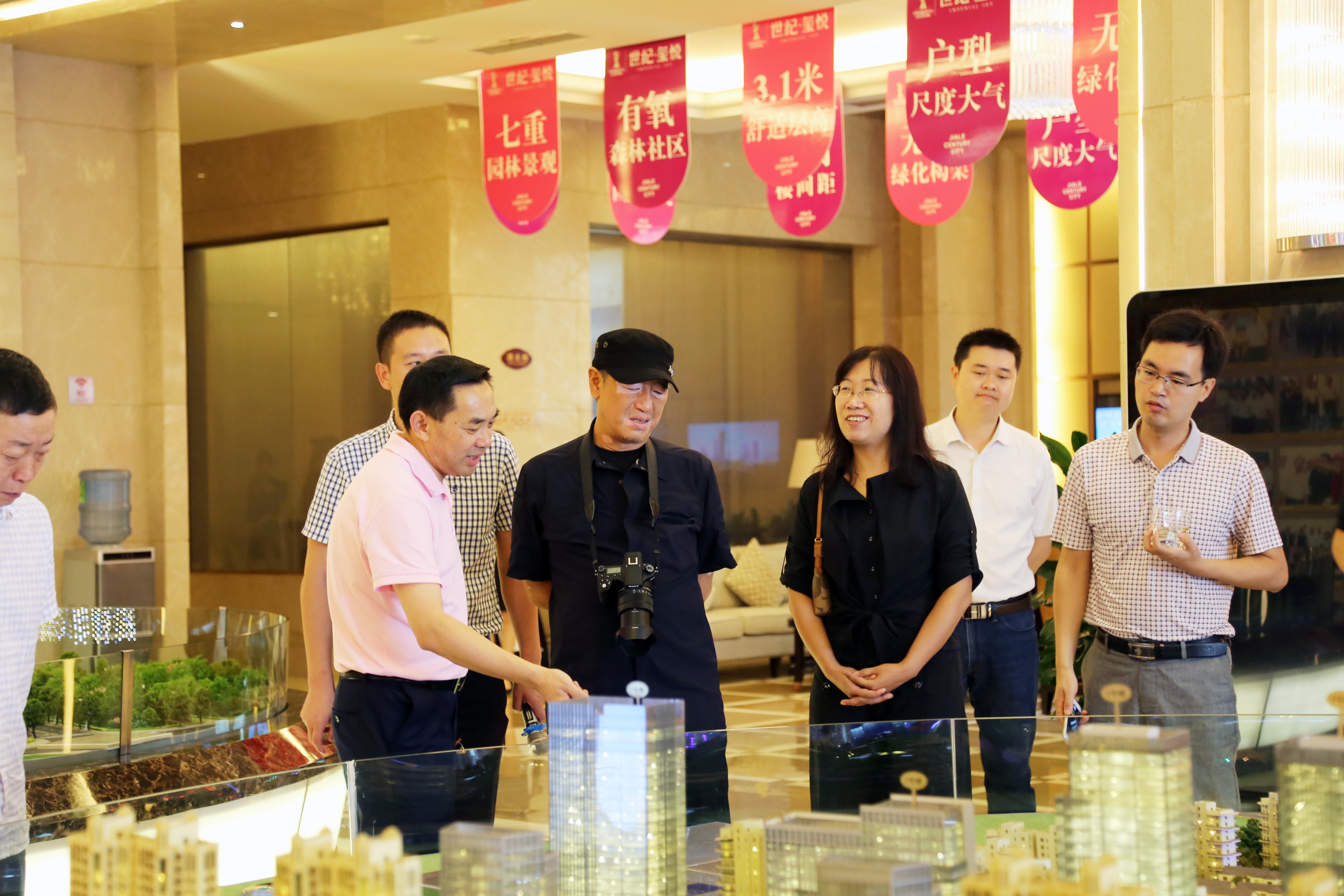 清华大学专家考察泸州金融商业中心：新型城镇化的典范代表