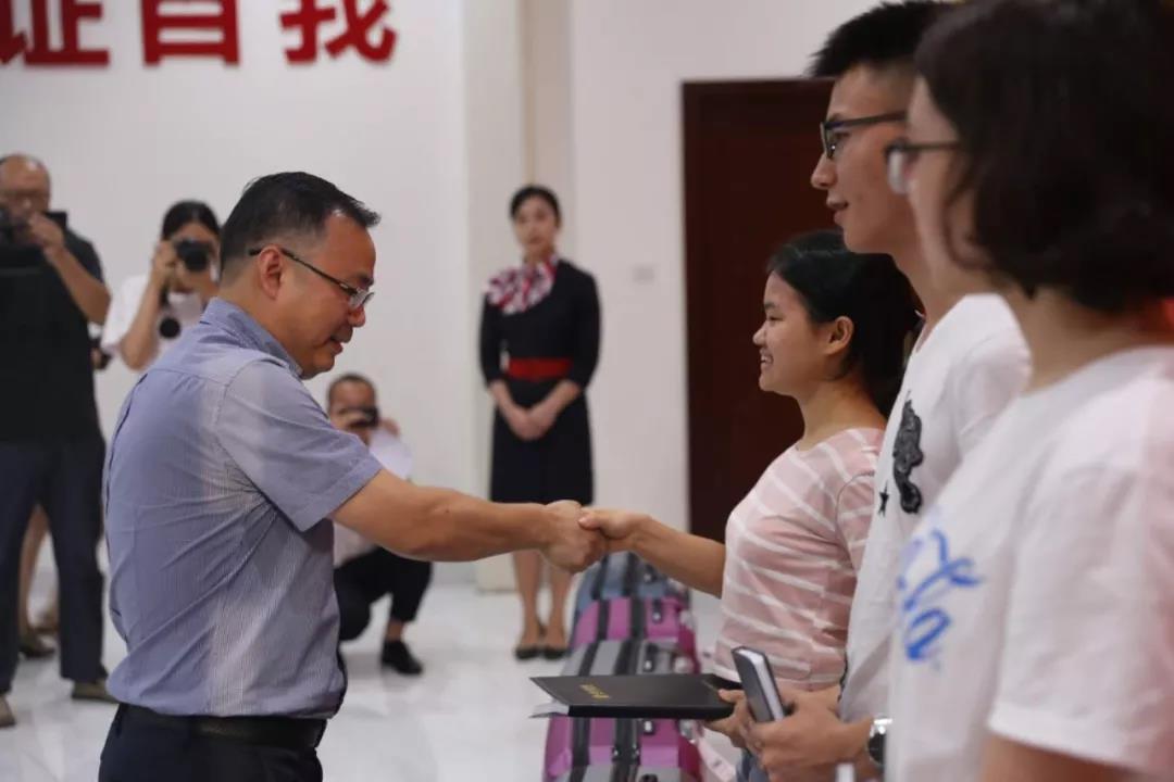 10名考入重本的寒门学子获尊龙集团集团爱心资助