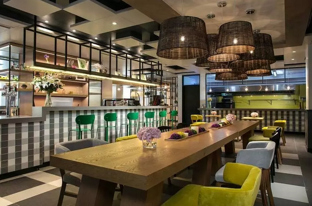 它从法国来，，，，，上外洋滩开首店，，，，，今到了泸州&hellip;你可以拥有这家旅馆