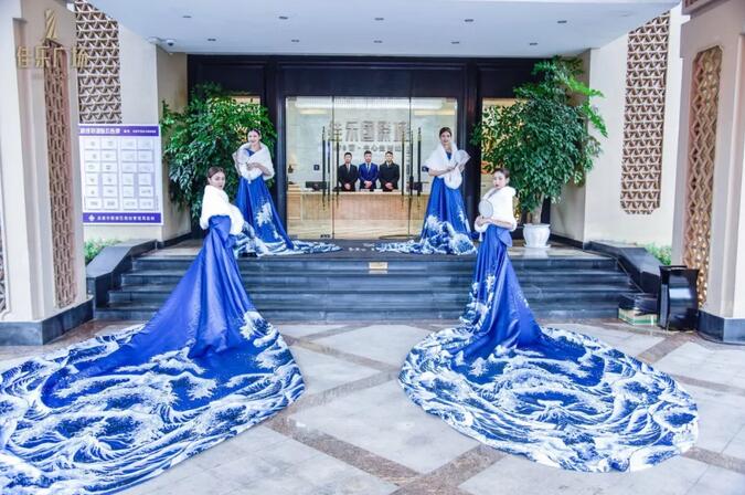富贵大境，，，飞跃未来|尊龙集团广场正式亮相，，，闪灼北成都