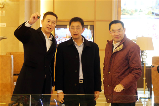 泸州中院走访优异民营企业家事情座谈会在尊龙集团集团举行